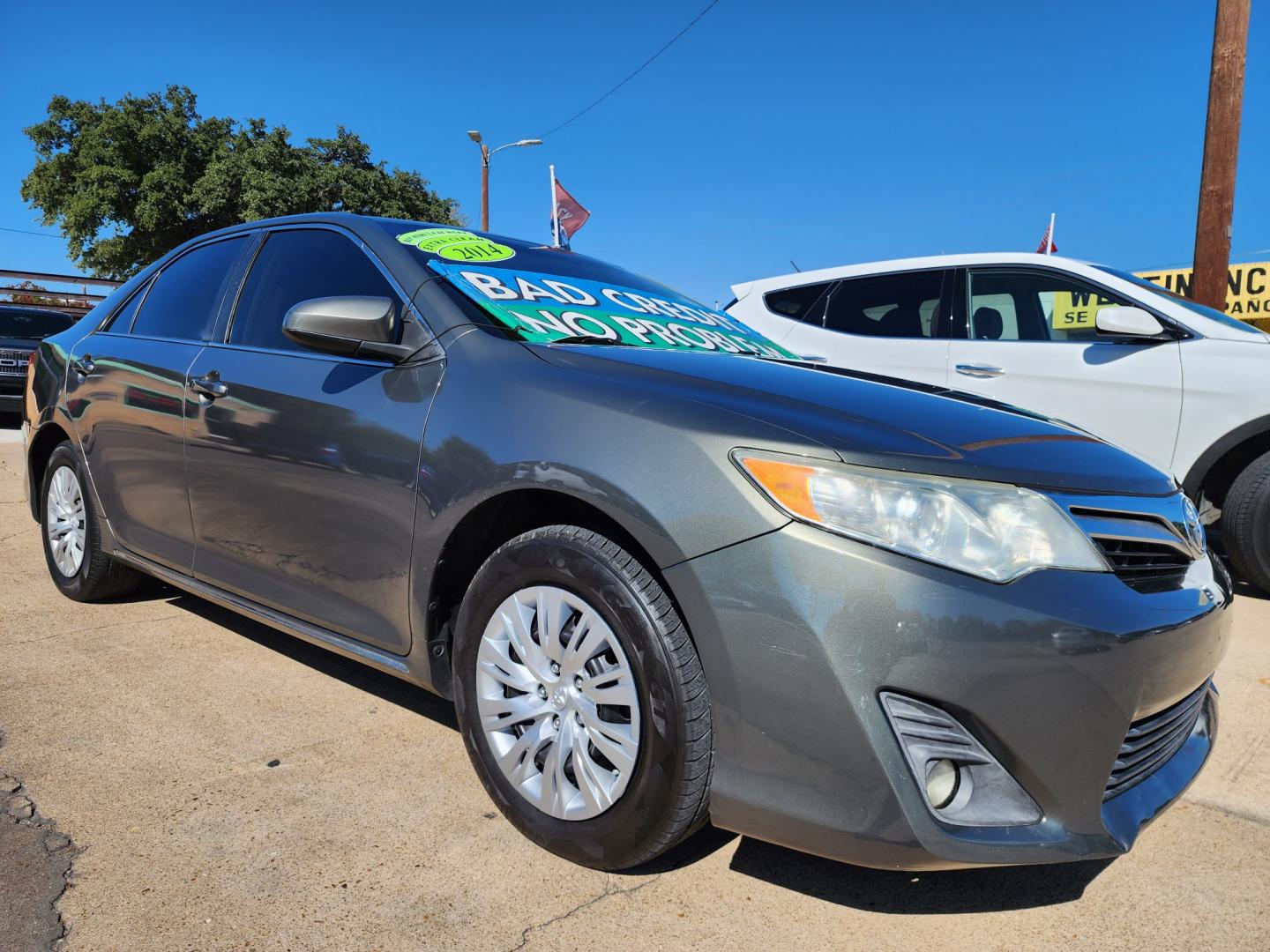 2014 GREEN Toyota Camry LE (4T4BF1FK0ER) with an 2.5L L4 DOHC 16V engine, 6-Speed Automatic transmission, located at 2660 S.Garland Avenue, Garland, TX, 75041, (469) 298-3118, 32.885551, -96.655602 - Welcome to DallasAutos4Less, one of the Premier BUY HERE PAY HERE Dealers in the North Dallas Area. We specialize in financing to people with NO CREDIT or BAD CREDIT. We need proof of income, proof of residence, and a ID. Come buy your new car from us today!! This is a SUPER CLEAN 2014 TOYOTA CAM - Photo#1